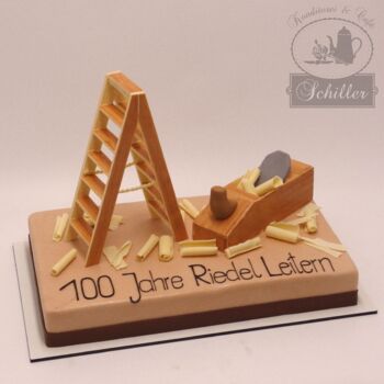 konditorei schiller_radebeul_geburtstag_jubiläum_riedel leitern_riedel_100 jahre_torte_hobel_holz_geburtstagstorte