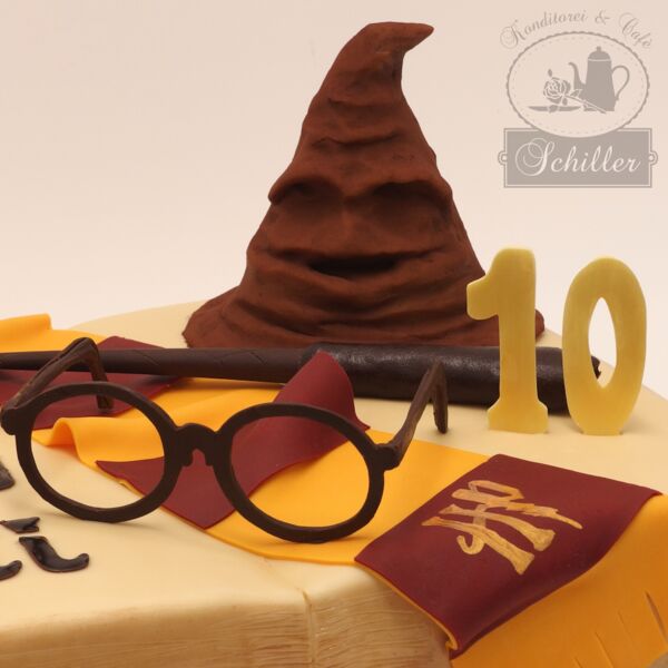 Torte_geburtstag_geburtstagstorte_torte_kuchen_Harry Potter_gryffindor_der goldene Schnatz_Konditorei  schiller_schiller_konditorei_radebeul_Schal