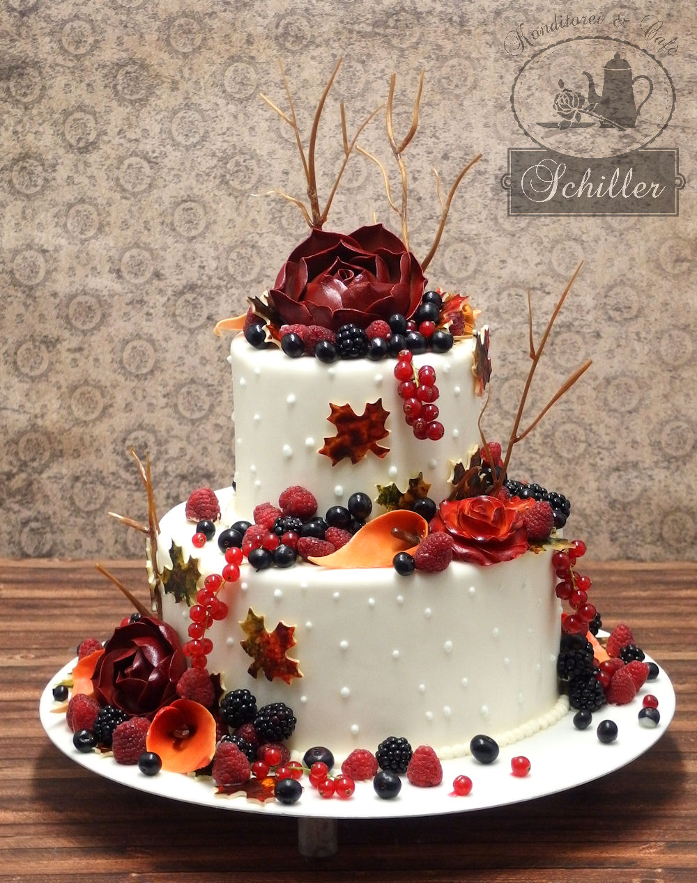 Stunning Tiered Cake By Amy Beck Cake Design Schone Hochzeitstorten Hochzeitstorte Blumen Hochzeitstorte